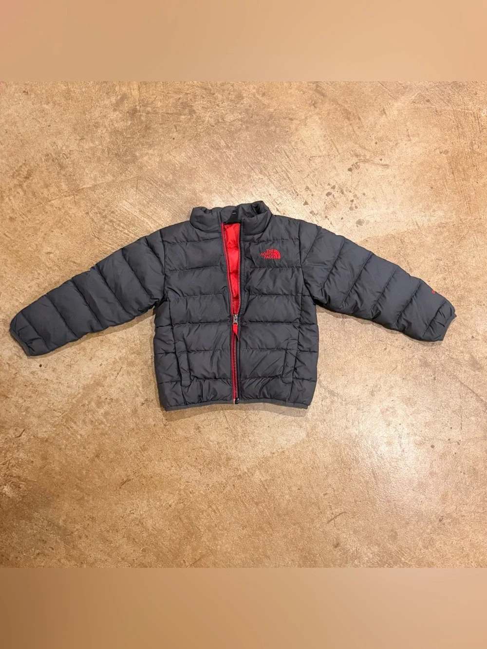 The North Face Boys’ Andes Jacket 550 goose down XS (6) gray and red puffer